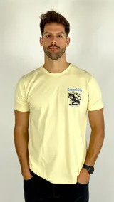 Remera de algodón color amarillo claro, con cuello redondo y manga corta. Presenta un estampado gráfico en el pecho con la palabra 'Creativity' y un dibujo de un gato negro.