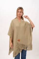 Ruana color beige tejida en telar manual con hilado mecha.
