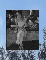 Sandalias de plataforma color marrón, con dos tiras anchas en el empeine y tobillo con hebilla dorada.