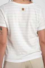 Remera blanca con cuello en V y mangas cortas, confeccionada en algodón con textura ligera y sutiles líneas horizontales.