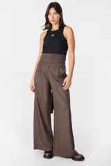 Pantalón de tiro alto con corte holgado y pierna ancha. Presenta bolsillos laterales ocultos en la costura y una faja desmontable ajustable en la cintura.