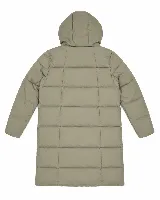 Campera puffer larga de corte recto y silueta envolvente, color verde militar. Cuenta con capucha integrada de cuello alto, cierre frontal oculto con tapeta y bolsillos laterales. Diseño acolchado con acabado limpio.