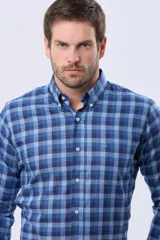 Camisa de manga larga con estampado de cuadros en tonos azules, cuello abotonado y cierre frontal con botones.