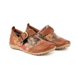 Zapato bajo de cuero negro con diseño artesanal, hebilla lateral metálica dorada y costuras decorativas.