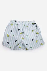 Short de baño celeste con estampado de hojas pequeñas en tonos verdes y blancos. Cuenta con cintura elástica con cordón ajustable, bolsillos laterales y un parche circular con logo en la parte inferior.