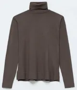 Blusa alargada de punto de la marca Blue Steel, color marrón, con mangas largas y cuello alto vuelto. Confeccionada en mezcla de viscosa, poliéster y nylon con detalles acanalados en el cuello, puños y ruedo.