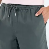 Bermuda de felpa ligera color verde oscuro, de corte recto con bolsillos laterales.