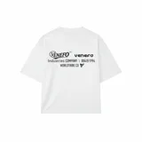 Remera blanca de corte oversize con estampado gráfico en la espalda que incluye el logo y texto de la marca Venefo Industries.