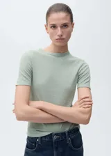 Camiseta de manga corta y cuello redondo, confeccionada en tejido de lino con diseño entallado.