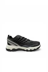 Zapatilla deportiva chunky color blanco con detalles en gris, suela gruesa texturizada y diseño de malla y capas superpuestas.