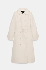 Gabardina color beige de la colección Zara Woman, con cuello solapa, manga larga y bolsillos delanteros. Presenta trabillas en los hombros, cinturón con hebilla del mismo tejido y cierre frontal cruzado con botones.