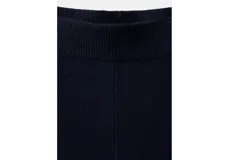 Pantalón de punto azul marino de corte recto y tiro alto, con ribete blanco en los laterales.