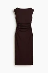 Vestido midi entallado de punto elástico color marrón oscuro, con escote bote, manga japonesa y cintura fruncida.
