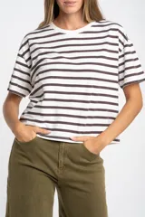 Remera de corte oversize con diseño de rayas horizontales, confeccionada en algodón lavado de textura suave y resistente.