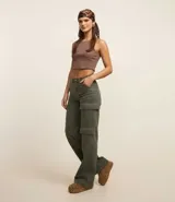 Blusa tipo top cropped de algodón acanalado, con cuello redondo y diseño sin mangas. Presenta un ajuste al cuerpo y textura de rayas verticales en relieve.