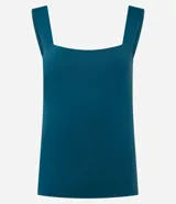 Blusa básica sin mangas marca Cortelle, confeccionada en poliamida con elastano. Presenta un diseño ajustado al cuerpo con escote cuadrado tanto en el frente como en la espalda y breteles medianos.