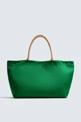 Bolso tipo shopper de tejido de algodón color verde, con asas de mano en piel color beige y cierre superior mediante botones a presión. Cuenta con compartimento principal amplio y bolsillos interiores.