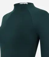 Blusa de manga larga con diseño ajustado, confeccionada en tejido acanalado de viscosa con elastano. Presenta cuello redondo y sisas raglán.