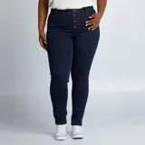 Pantalón de jean skinny de tiro alto, color azul oscuro, con cinco bolsillos y cierre frontal con botones.