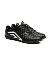 Championes de fútbol Umbro modelo Nexus TF, color negro con detalles en blanco. Presentan una superficie acolchada con costuras en forma de diamante y suela con tapones pequeños ideales para césped sintético.
