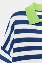 Sweater de punto a rayas horizontales en azul y blanco, con cuello polo verde lima, escote en V y detalles en verde lima en los puños y el borde inferior.