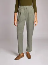 Pantalón de viscosa con estampado geométrico, tiro medio, cintura elástica ajustable con cordones, dos bolsillos delanteros y falsos bolsillos de vivo en espalda.