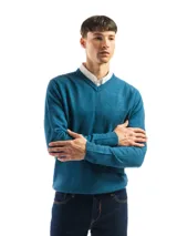 Buzo tejido de punto con cuello en V, de calce regular y mangas largas con puños acanalados.