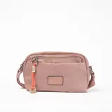 Bandolera color rosa con correa larga regulable y cierre superior. Tiene un bolsillo frontal con cierre y un dije decorativo colgando.