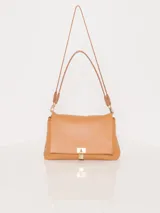 Cartera bandolera de cuero color caramelo, con cierre de candado dorado, doble correa de hombro y forro interior de poliéster con dos divisiones.