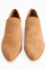 Zapato tipo mocasín de cuero vacuno con textura grabada, diseño de punta fina y taco bajo cuadrado. Cuenta con cierre en la parte posterior del talón.