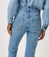 Pantalón de jeans premium azul oscuro de corte recto y cintura media, con bolsillos funcionales, trabillas para cinturón y costuras visibles a contratono. Confeccionado por Marfinno.