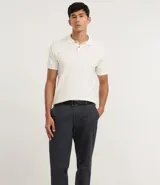 Pantalón de corte recto confeccionado en sarga de algodón con un toque de elastano. Presenta cintura con trabillas para cinturón, cierre tradicional de botón y cremallera, y bolsillos laterales y traseros.