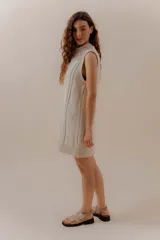 Vestido corto tejido color rojo, sin mangas y con cuello redondo.