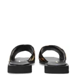 Sandalias planas marca Bottero con tiras cruzadas en acabado de pelo con estampado animal print. Presentan una base negra con punta cuadrada y un pequeño detalle metálico con el logo de la marca en una de las tiras.