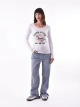 Remera de manga larga color negro con cuello en V. Presenta un estampado gráfico frontal en color blanco con la frase 'You will Bloom Yourself' y un dibujo de una flor.