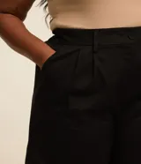 Bermuda negra plus size confeccionada en viscolino, con pliegues delanteros y cintura con elástico en la espalda.