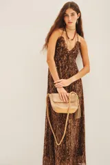 Vestido largo de gasa con lurex, estampado animal print de reptil en tonos marrones. Presenta escote en V con volados, tirantes finos y falda fluida.