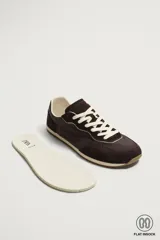 Zapatilla deportiva barefoot de hombre, confeccionada en combinación de piezas de piel con acabado serraje en color marrón, con cordones y suela fina de goma en contraste.