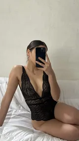 Body negro de encaje con escote en V pronunciado y breteles regulables.