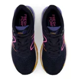 Championes de running New Balance modelo 880 v12, con capellada de malla técnica en color azul oscuro. Presenta entresuela de doble capa con tecnología Fresh Foam X en degradado de blanco a violeta y detalles en amarillo y fucsia en la suela, logo lateral y talón.