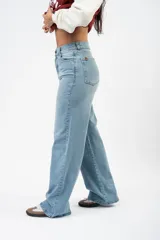 Jean de tiro alto con corte wide leg y pierna ancha, confeccionado en denim de tono celeste claro con efecto lavado.