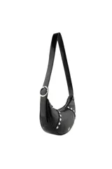 Cartera tipo bandolera de Las Oreiro en color marrón con acabado brillante. Presenta un diseño de media luna con detalles de tachas metálicas circulares en los laterales y un aplique metálico con forma de labios en la parte inferior central.