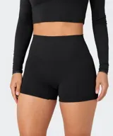 Short deportivo de tiro alto color negro, con diseño sin costuras delanteras y ajuste suave tipo segunda piel.