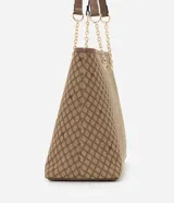 Bolsa shopper grande de marca Satinato, con estampa geométrica en tonos marrón y tostado. Cuenta con asas de hombro combinadas con tiras de cuero sintético y cadenas metálicas doradas. Incluye un parche frontal con el logo grabado.