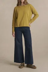 Remera oversize de manga larga color marrón, con cuello redondo y efecto de lavado. Presenta un pequeño bordado en forma de estrella en la parte inferior.