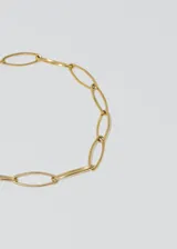 Pulsera dorada de acero quirúrgico con eslabones ovalados y cierre de mosquetón con cadena de extensión.