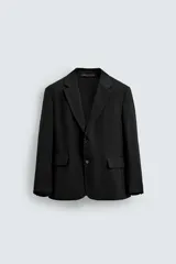 Blazer de corte relajado confeccionada en tejido fluido con mezcla de viscosa. Presenta cuello con solapas de muesca, manga larga con puños abotonados, bolsillos de solapa en la cadera y cierre frontal con botones.