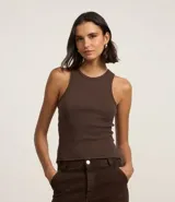 Musculosa básica verde claro de ribana de algodón con textura acanalada y cuello redondo.