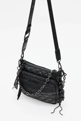 Cartera tipo bandolera de Rapsodia, confeccionada en poliamida con diseño matelasse acolchado. Presenta cierre frontal, cadena decorativa metálica y correa ajustable con logo grabado.