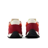 Championes New Balance modelo 471, de diseño inspirado en el running de los años 70. Presentan una combinación de colores rojo y bordó, con el logo 'N' en color crema. Confeccionados con capas de ante y empeine de malla transpirable, cuentan con entresuela de EVA de perfil bajo y suela de goma con diseño de espiga.